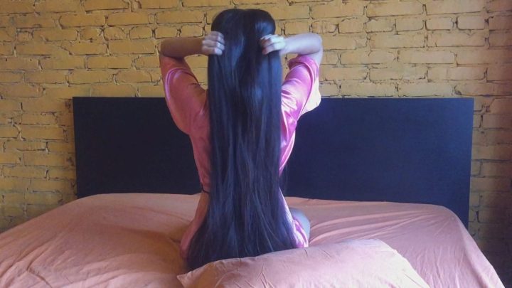 Super Thick Hair Play in Bed - Image 8