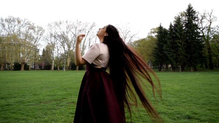 Bella's Passionate Hair Play in Margaret Island - Image 12