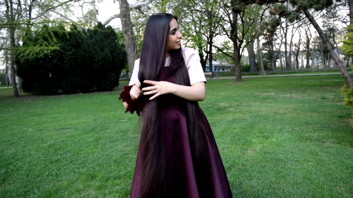 Bella's Passionate Hair Play in Margaret Island - Image 2