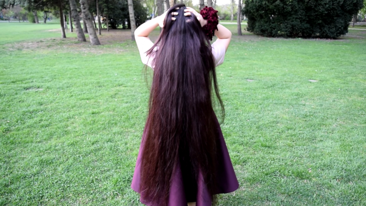 Bella's Passionate Hair Play in Margaret Island - Image 14