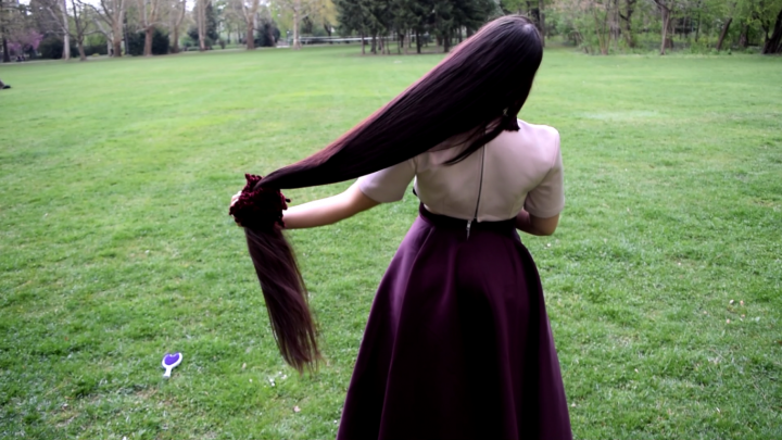 Bella's Passionate Hair Play in Margaret Island - Image 17