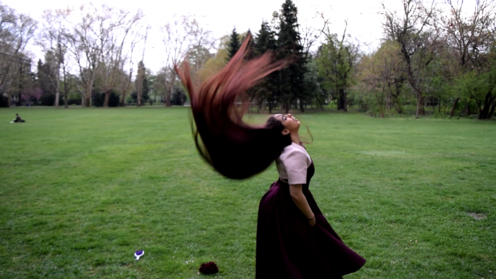 Bella's Passionate Hair Play in Margaret Island - Image 18