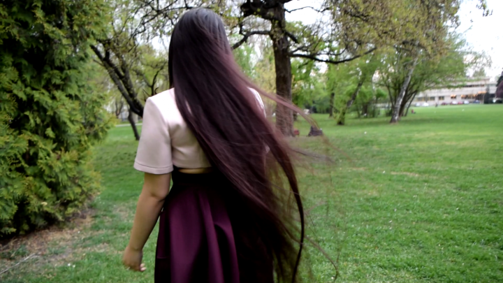 Bella's Passionate Hair Play in Margaret Island - Image 19