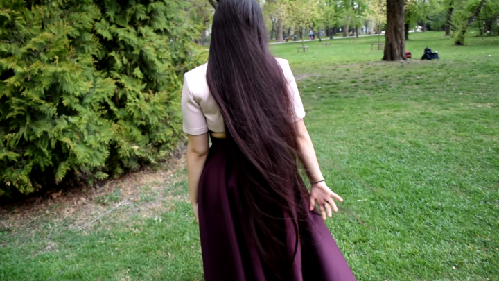 Bella's Passionate Hair Play in Margaret Island - Image 20