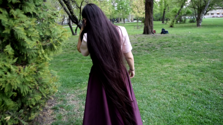 Bella's Passionate Hair Play in Margaret Island - Image 21