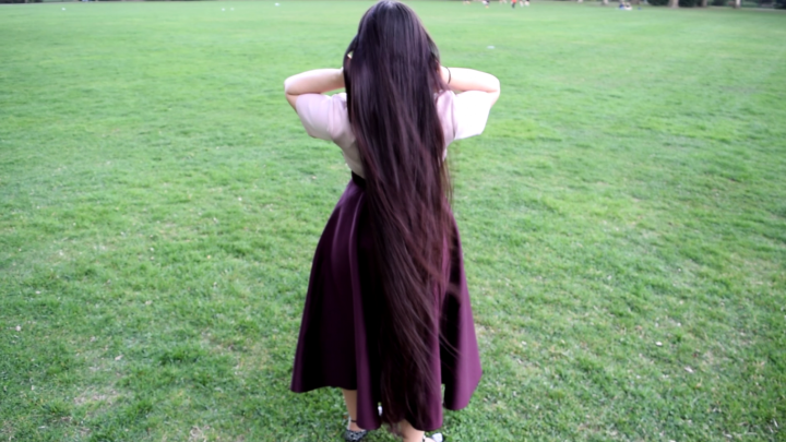 Bella's Passionate Hair Play in Margaret Island - Image 7