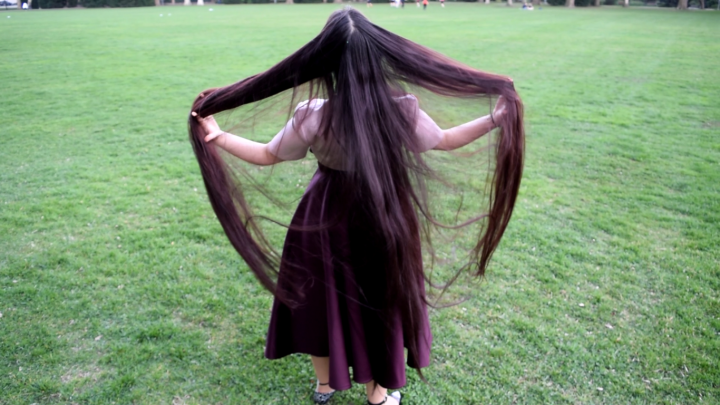 Bella's Passionate Hair Play in Margaret Island - Image 8