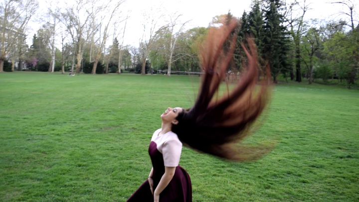 Bella's Passionate Hair Play in Margaret Island - Image 10