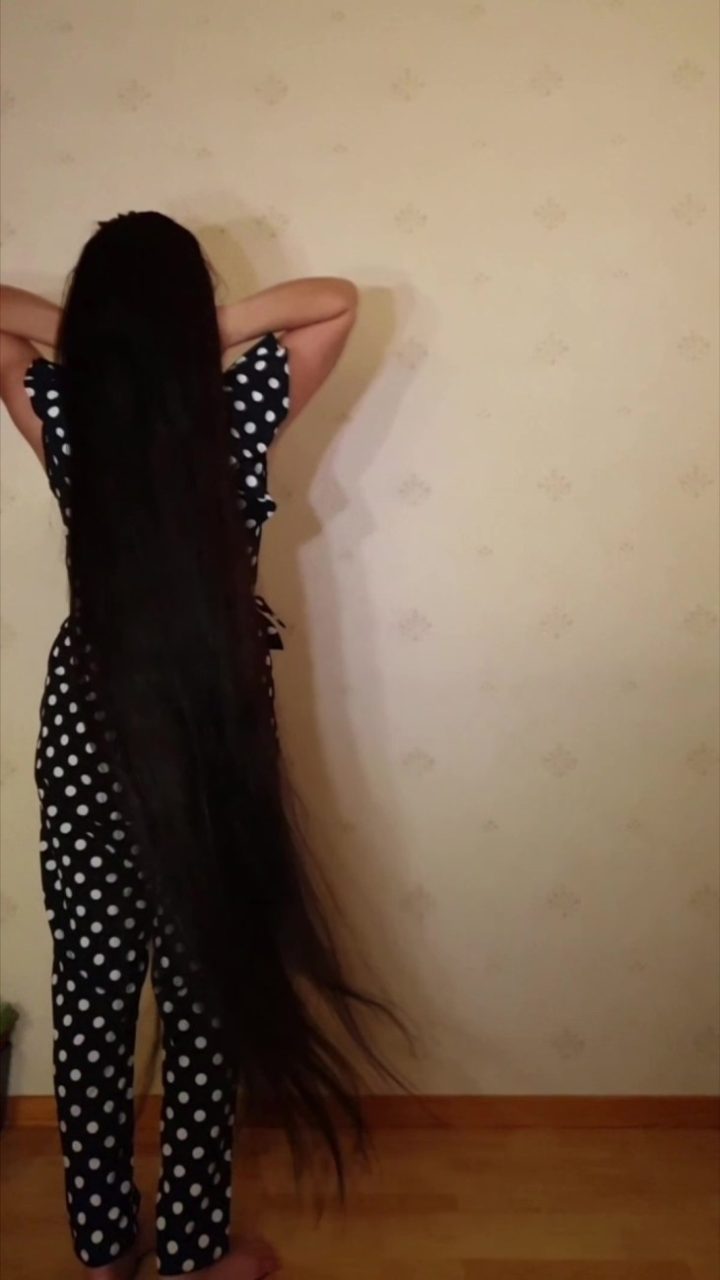 Nahed's Hair Play: The Art of Styling Super Long Mane! - Image 10