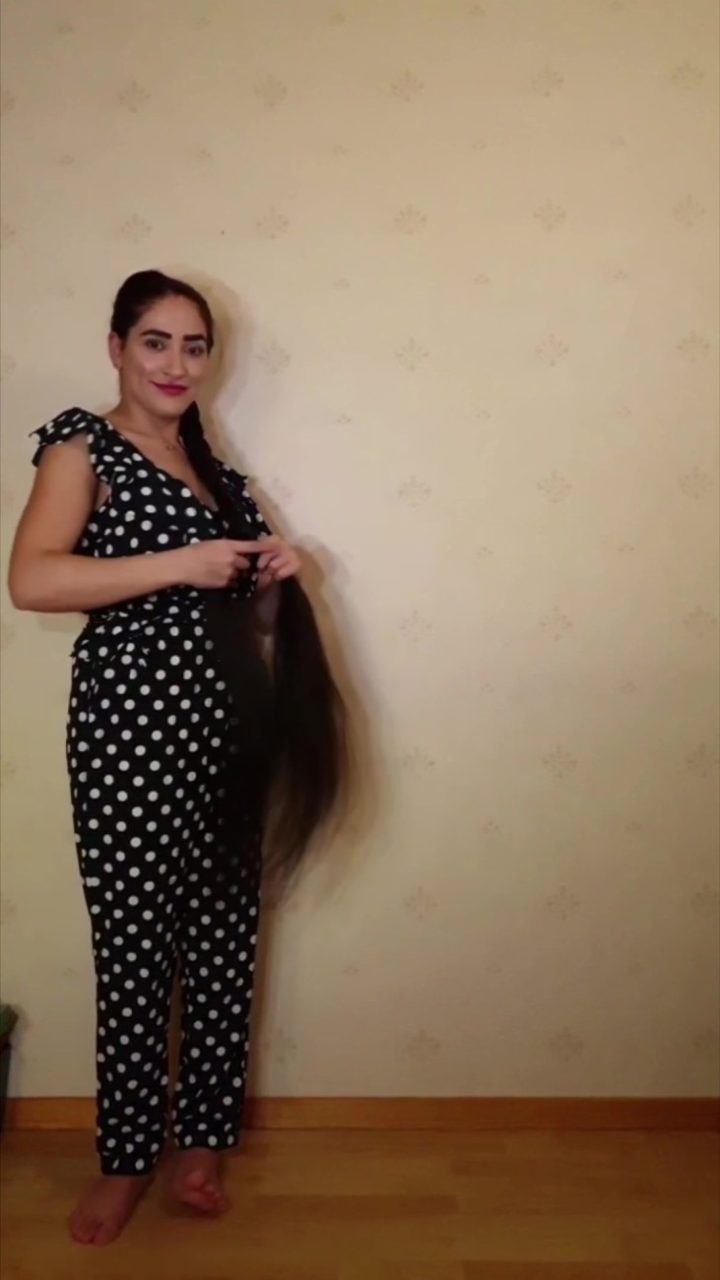 Nahed's Hair Play: The Art of Styling Super Long Mane! - Image 4