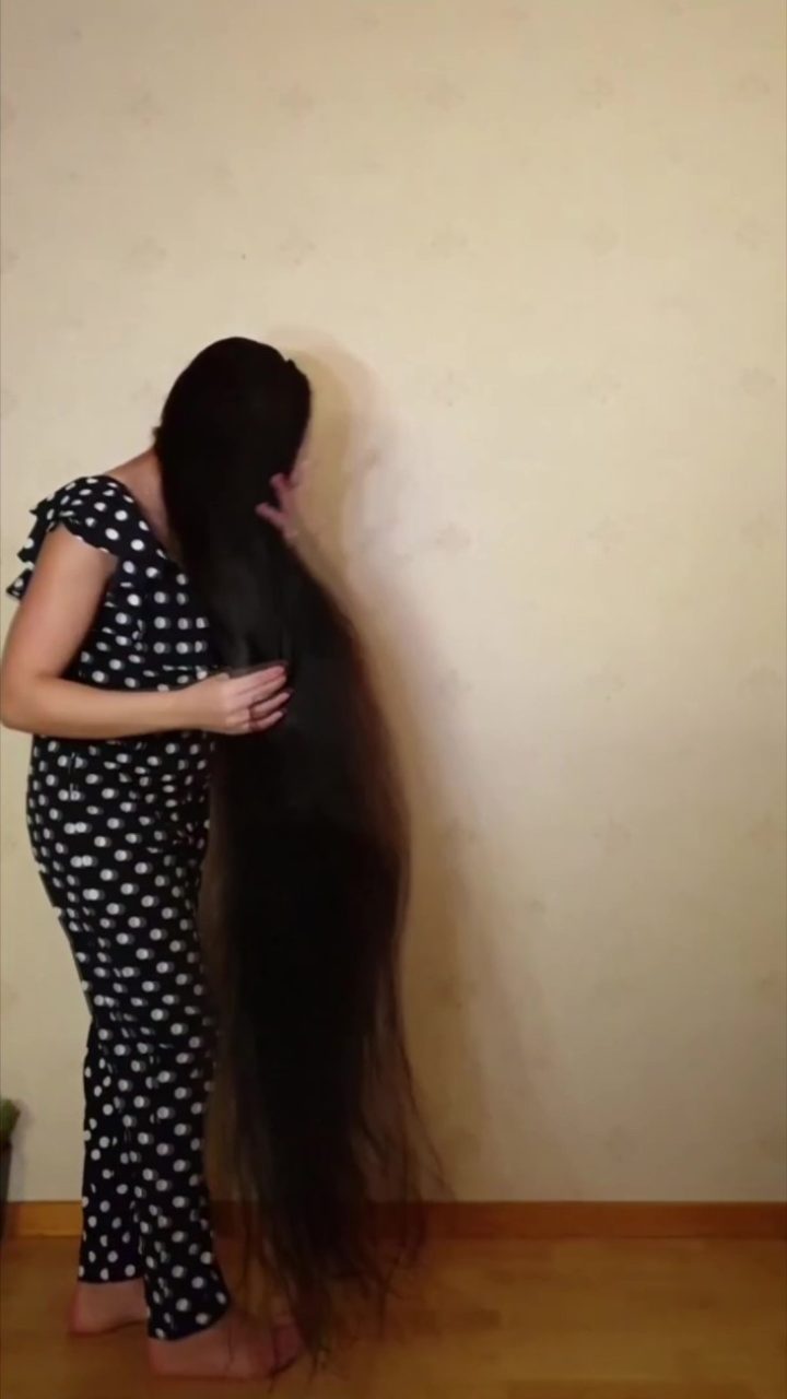 Nahed's Hair Play: The Art of Styling Super Long Mane! - Image 9